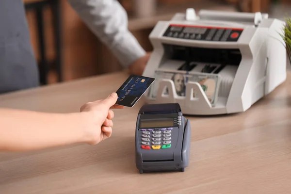 Jovem Pagando Com Cartão Crédito Terminal Bancário Loja Close — Fotografia de Stock