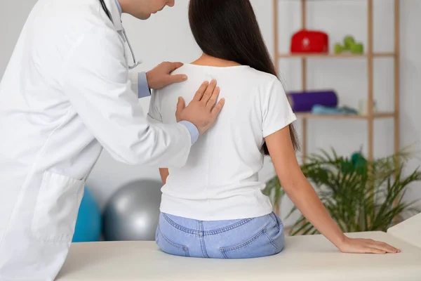 Médico Varón Comprobando Postura Mujer Joven Clínica — Foto de Stock