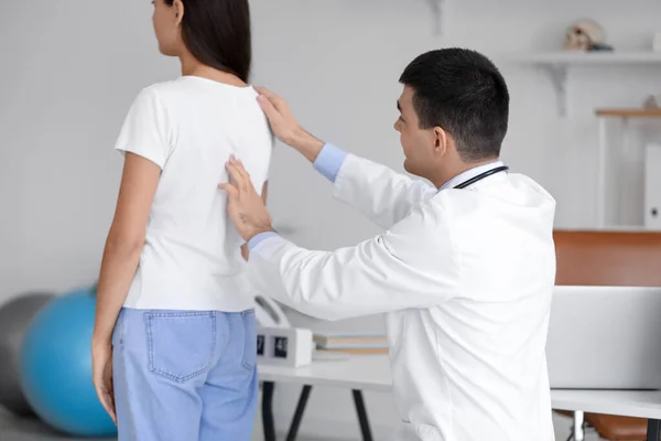 Manlig Läkare Kontrollera Hållning Ung Kvinna Kliniken — Stockfoto