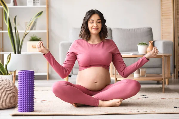 Deportiva Embarazada Meditando Casa —  Fotos de Stock