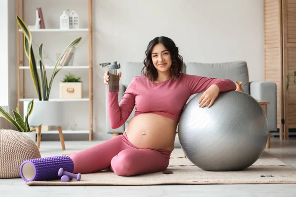 Mujer Embarazada Deportiva Con Botella Agua Fitball Casa —  Fotos de Stock