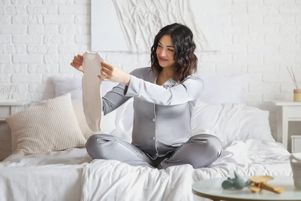 Young Pregnant Woman Baby Bodysuit Sitting Bedroom — Stock Photo, Image