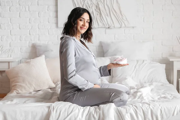 Young Pregnant Woman Baby Booties Sitting Bedroom — Stock Photo, Image