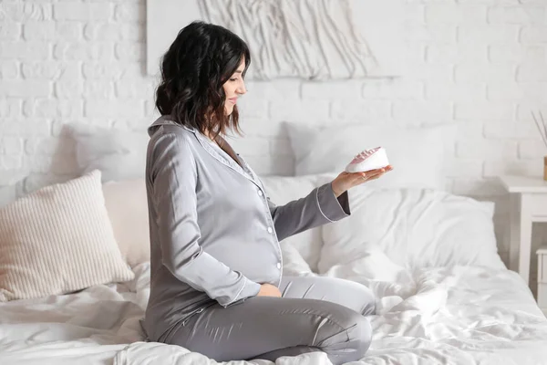 Mujer Embarazada Joven Con Botines Bebé Sentado Dormitorio — Foto de Stock