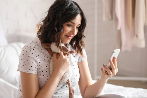 Young Pregnant Woman Toy Using Mobile Phone Bedroom Closeup — Stock Photo, Image