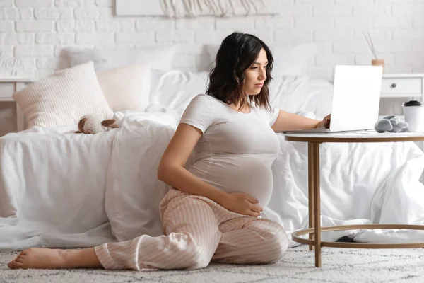 Mujer Embarazada Joven Trabajando Con Ordenador Portátil Dormitorio — Foto de Stock