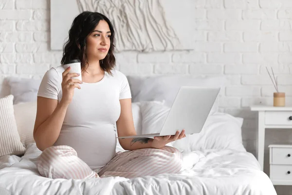 Молодая Беременная Женщина Ноутбуком Чашкой Кофе Спальне — стоковое фото