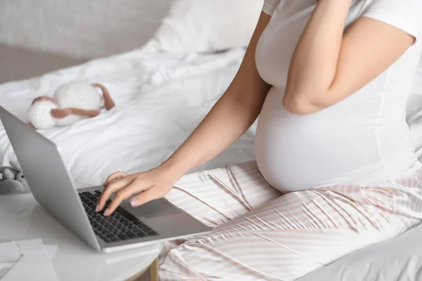 Молодая Беременная Женщина Работает Ноутбуком Спальне Крупным Планом — стоковое фото