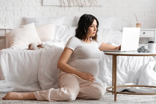Молодая Беременная Женщина Работает Ноутбуком Спальне — стоковое фото