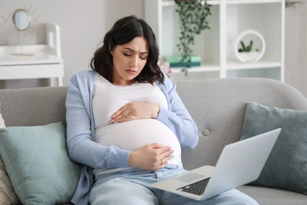Mujer Embarazada Joven Cansada Trabajando Con Ordenador Portátil Casa — Foto de Stock