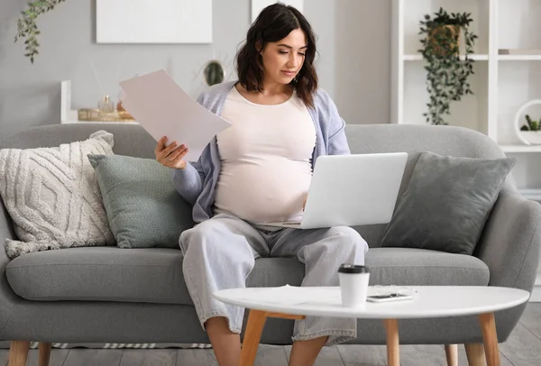 집에서 서류와 노트북을 가지고 일하는 임신부 — 스톡 사진