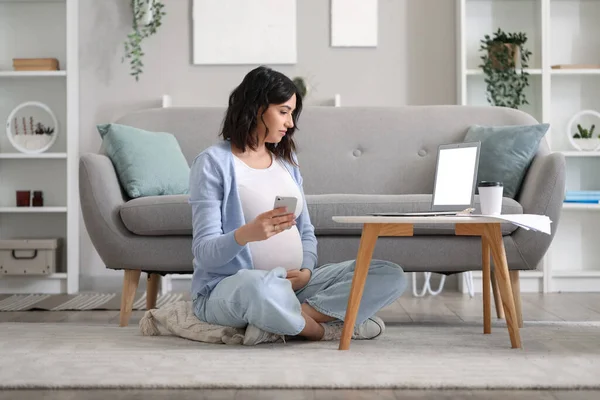 Молодая Беременная Женщина Работает Ноутбуком Дому — стоковое фото