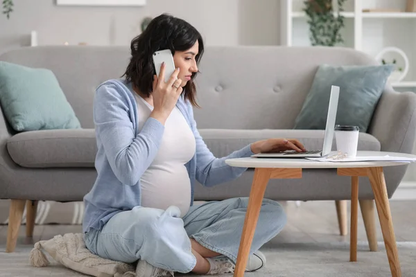 Trabajar Mujer Embarazada Hablando Por Teléfono Móvil Casa — Foto de Stock