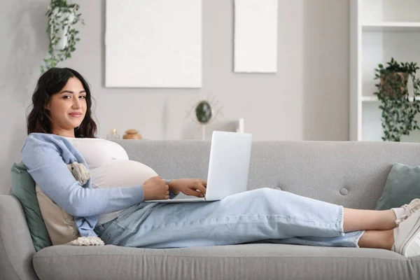 Young Pregnant Woman Working Laptop Sofa Home — Stock Photo, Image