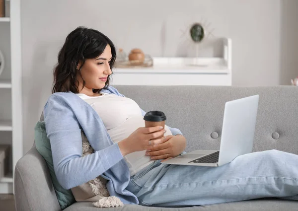 Mujer Embarazada Joven Que Trabaja Con Ordenador Portátil Sofá Casa — Foto de Stock
