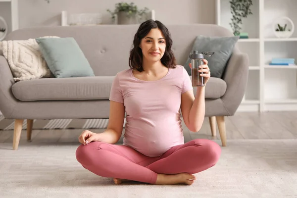 Mujer Embarazada Deportiva Con Botella Agua Casa —  Fotos de Stock