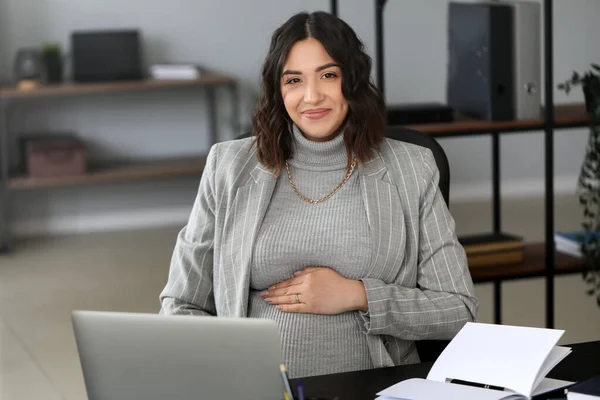 Mujer Embarazada Joven Que Trabaja Mesa Oficina —  Fotos de Stock