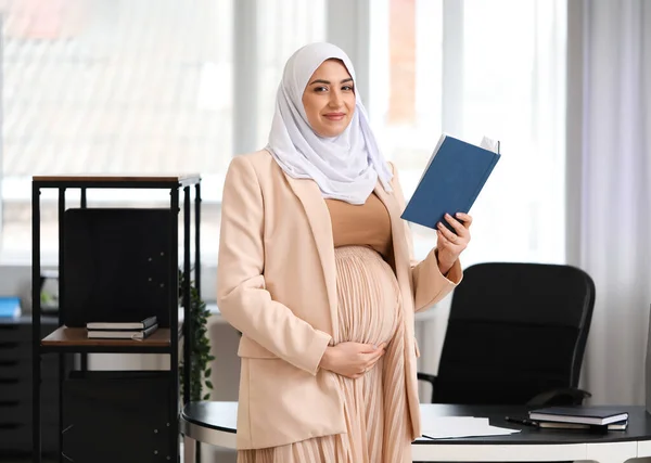 Jovem Mulher Muçulmana Grávida Trabalhando Com Notebook Escritório — Fotografia de Stock