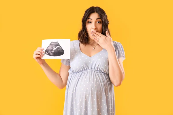 Überraschte Junge Schwangere Frau Mit Sonogramm Bild Auf Gelbem Hintergrund — Stockfoto