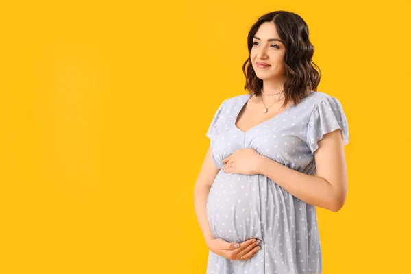 Молодая Беременная Женщина Желтом Фоне — стоковое фото