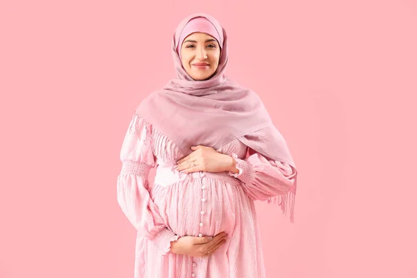 Mujer Musulmana Embarazada Joven Sobre Fondo Rosa —  Fotos de Stock