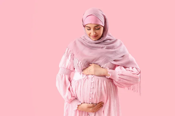 Fiatal Terhes Muszlim Rózsaszín Háttér — Stock Fotó