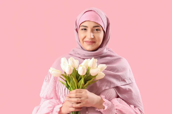 Jong Zwanger Moslim Vrouw Met Tulpen Roze Achtergrond Close — Stockfoto