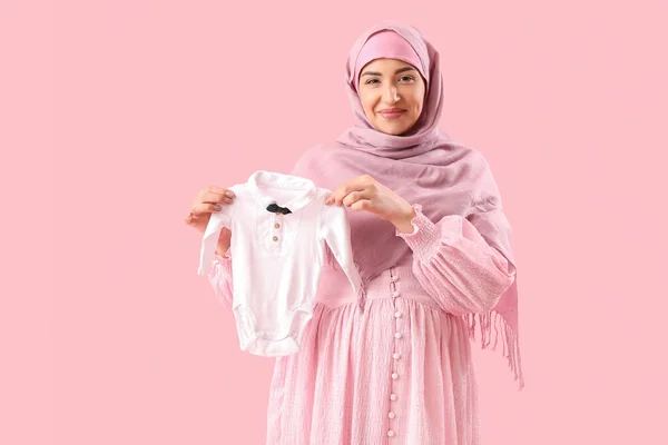 Jong Zwanger Moslim Vrouw Met Baby Bodysuit Roze Achtergrond — Stockfoto