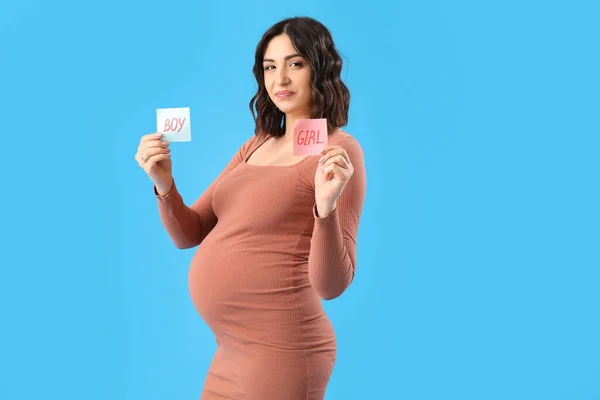 Kağıtlarda Erkek Kız Kelimelerini Taşıyan Genç Hamile Bir Kadın Mavi — Stok fotoğraf