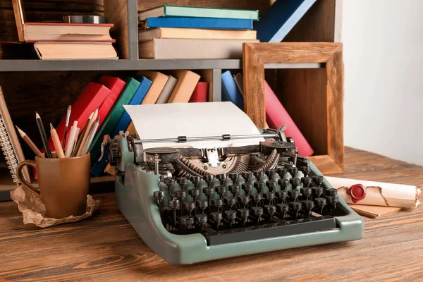 Vintage Typewriter Wooden Table Shelves Books — Stock Photo, Image