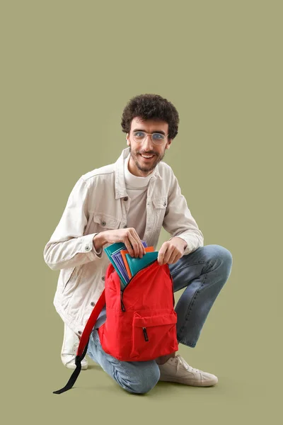 Mężczyzna Student Biorąc Copybooks Plecaka Zielonym Tle — Zdjęcie stockowe