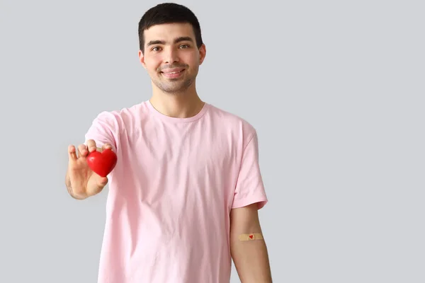 Doador Sangue Jovem Com Adesivo Médico Aplicado Coração Fundo Claro — Fotografia de Stock