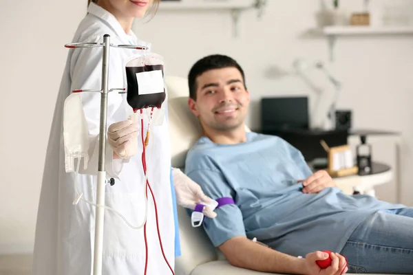 Medico Femminile Che Preleva Sangue Giovane Donatore Clinica — Foto Stock