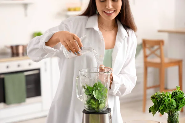 Jovem Mulher Derramando Água Liquidificador Com Legumes Cozinha Close — Fotografia de Stock
