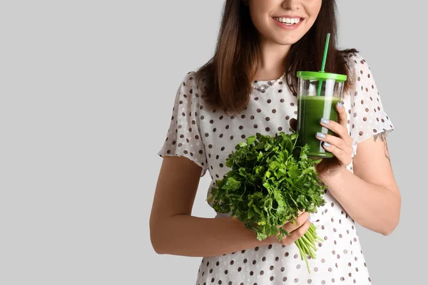 Junge Frau Mit Einem Glas Gemüsesaft Und Petersilie Auf Grauem — Stockfoto