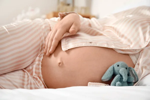 Junge Schwangere Frau Mit Spielzeug Schlafzimmer Liegend Nahaufnahme — Stockfoto