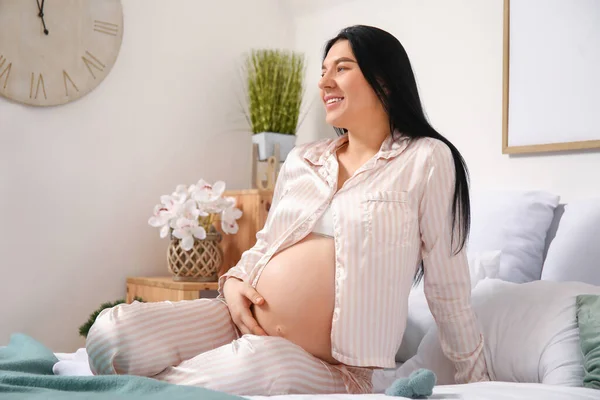 Młoda Kobieta Ciąży Siedząc Sypialni — Zdjęcie stockowe