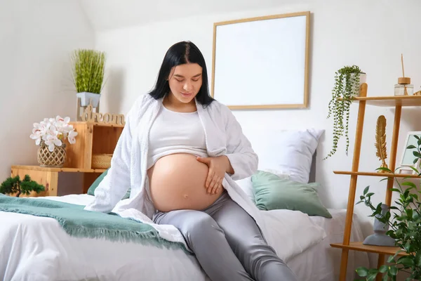 Νεαρή Έγκυος Γυναίκα Που Κάθεται Στο Υπνοδωμάτιο — Φωτογραφία Αρχείου