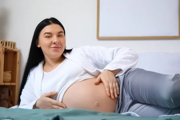 Νεαρή Έγκυος Γυναίκα Ξαπλωμένη Στο Υπνοδωμάτιο — Φωτογραφία Αρχείου