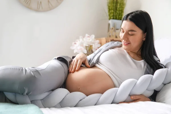 Mujer Embarazada Joven Con Almohada Acostada Dormitorio — Foto de Stock