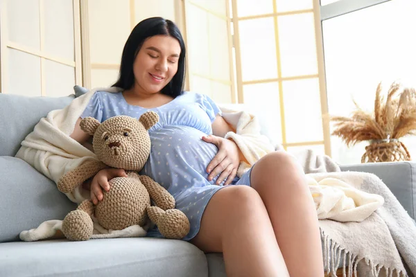 Mujer Embarazada Joven Con Oso Juguete Sentado Sofá Casa — Foto de Stock