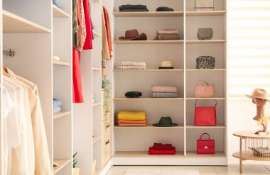 Butikte şık aksesuarları olan raflar