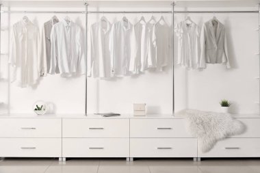 Butikte şık kıyafetler ve aksesuarlar.