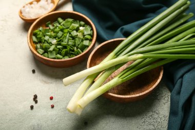 Arka planda taze yeşil soğanlı kaseler.