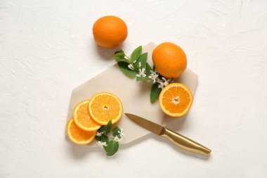 Beyaz arkaplanda çiçek açan dalları olan portakal tahtası