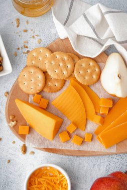 Lezzetli çedar peyniri, kraker ve armut armudu.