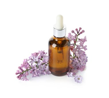 Beyaz arka planda güzel leylak çiçekleri olan bir şişe kozmetik yağı.