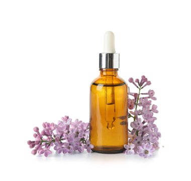 Beyaz arka planda güzel leylak çiçekleri olan bir şişe kozmetik yağı.