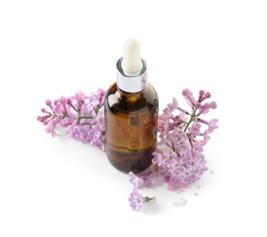 Beyaz arka planda güzel leylak çiçekleri olan bir şişe kozmetik yağı.