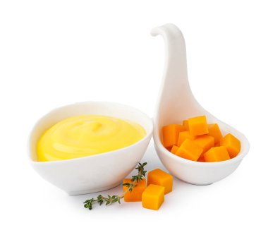 Beyaz arka planda lezzetli çedar peyniri soslu kase